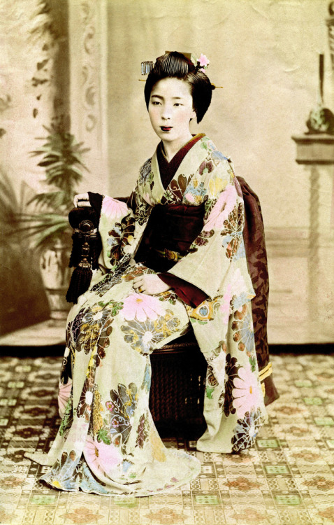 A Maiko wearing a Thousand Cranes Obi 1880s (by Blue Ruin1)
“  The ‘thousand cranes’ motif represents good luck in Japanese culture.
”