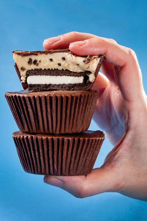 fullcravings:Peanut Butter Ice Cream Oreo Cups (recipe in...