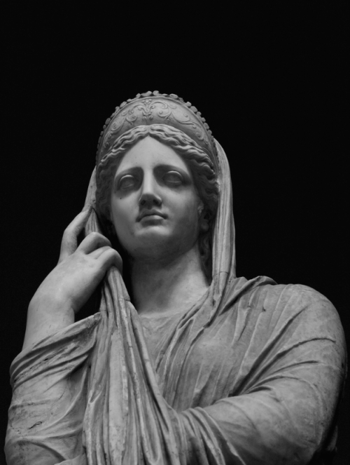 marmarinos:Detail of an ancient Roman statue of a woman in the...