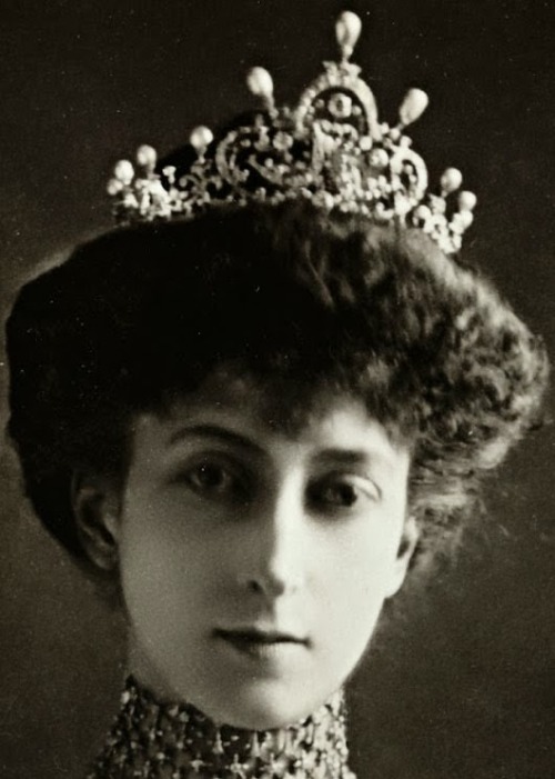 royalreading:Queen Maud with her tiaras vs more recent royal...