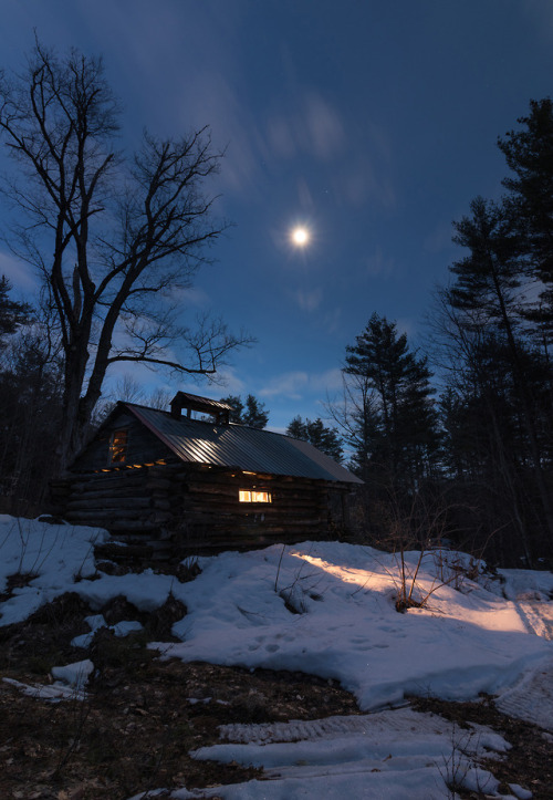 cabinporn:Sugar Shack in New HampshireBuilt with chainsaw...