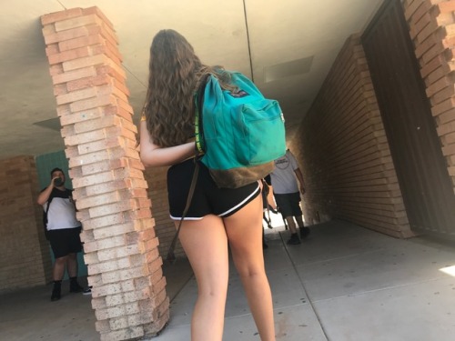 best-highschool-candids:This girl is amazingly thick