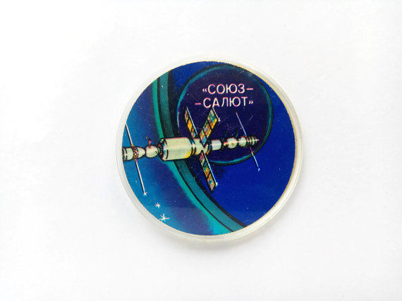 Soyuz-Salyut - vintage plastic pinback button
Buy here: https://etsy.me/2Jhp54w