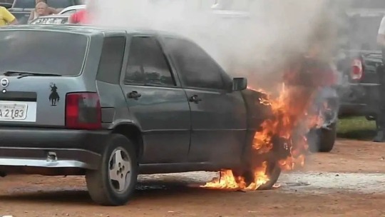 fiat tipo pegando fogo onix plus