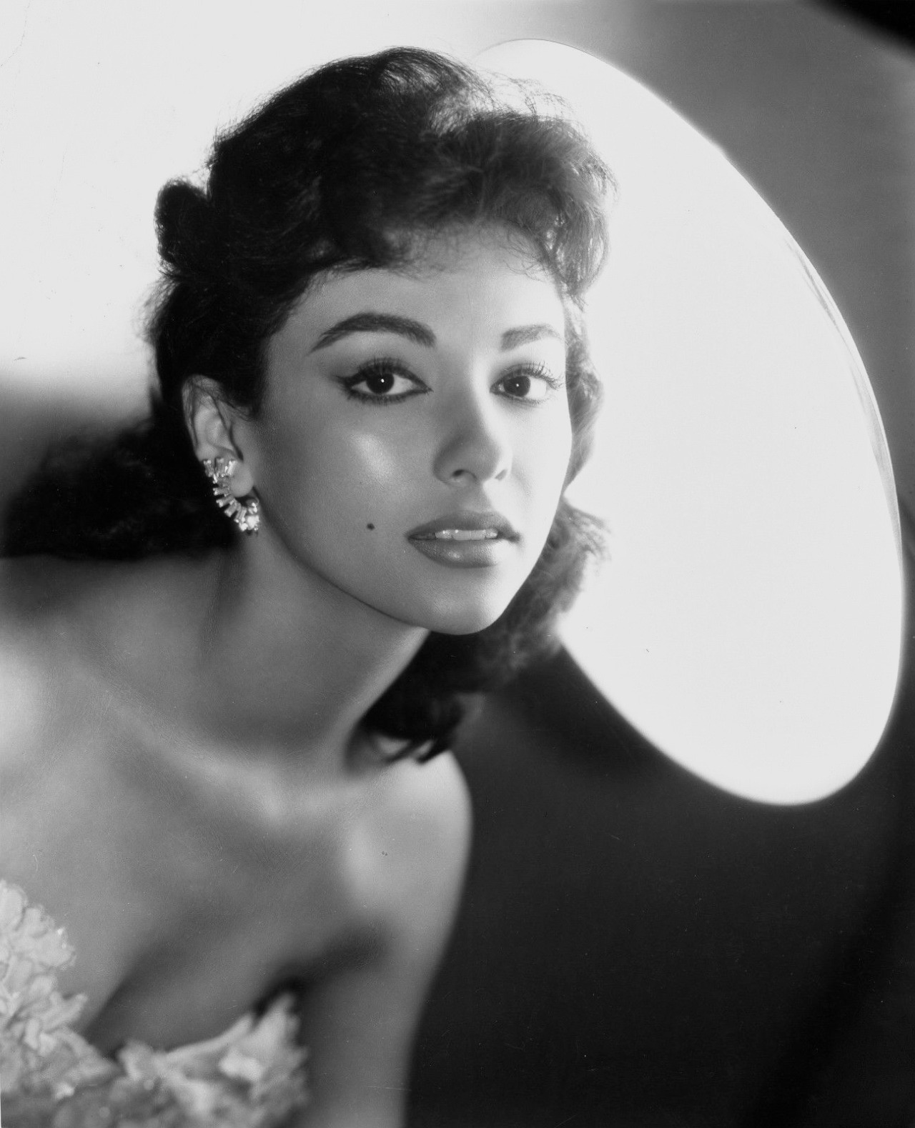 summers-in-hollywood:
âRita Moreno
â