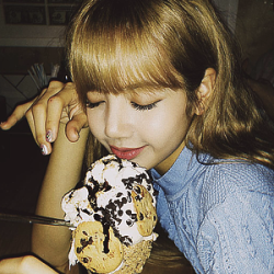 Lisa Blackpink Eating