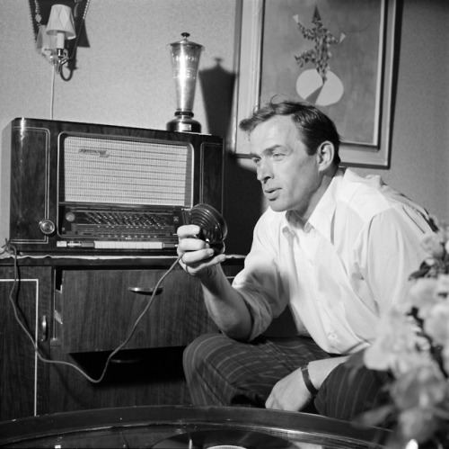 vintage history 1950s microphone talking speaking