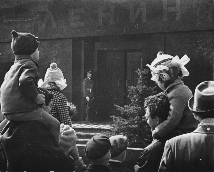 Children by the Mausoleum in Moscow. Photo by Nina Sviridova and Dmitry Vozdvizhensky.