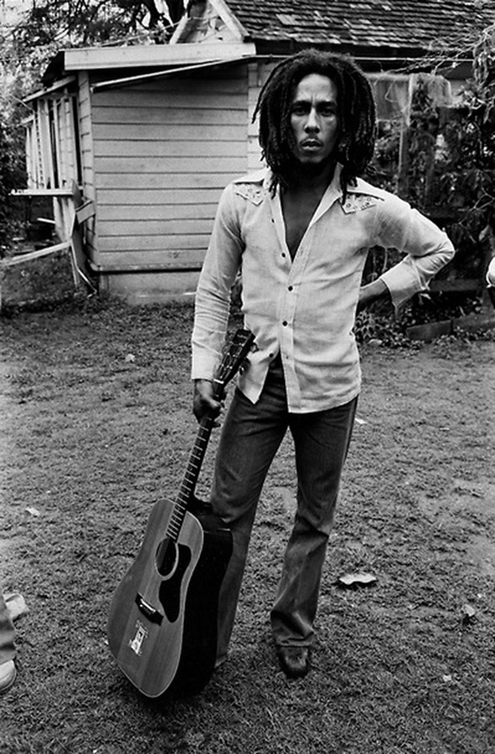 Bob Marley with his guitar at 56 Hope Road on... - worldwarXP