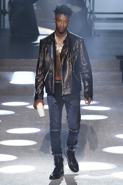 blvck-zoid:21 Savage walking the runway for Philipp PleinMore...