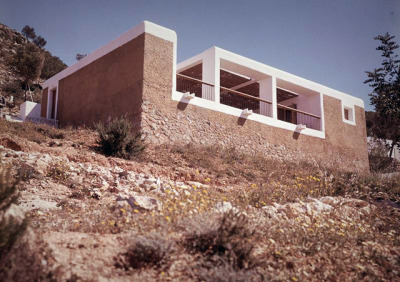 ofhouses:<br />675. Josep Lluís Sert /// Jutta von Seht House /// <br />Urbanización Can Pep Simó, Ibiza, Spain /// <br />1964-65<br />OfHouses guest curated by Apartamento.(Photo:<br /> © Véra Cardot, Pierre Joly. Source: Centre Pompidou, Bibliothèque Kandinsky.)<br /> ofhouses:<br />675. Josep Lluís Sert /// Jutta von Seht House /// <br />Urbanización Can Pep Simó, Ibiza, Spain /// <br />1964-65<br />OfHouses guest curated by Apartamento.(Photo:<br /> © Véra Cardot, Pierre Joly. Source: Centre Pompidou, Bibliothèque Kandinsky.)<br />
