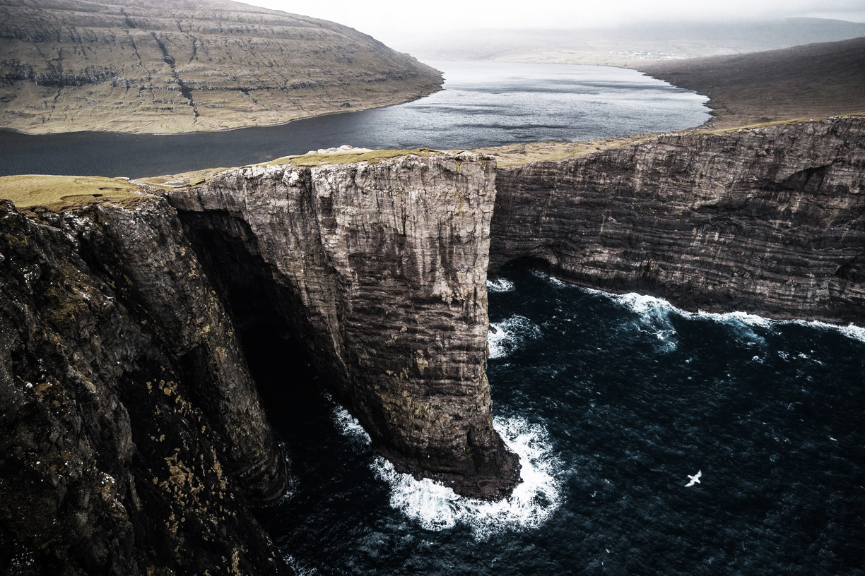 Озеро над океаном сорвагсватн на фарерских островах фото