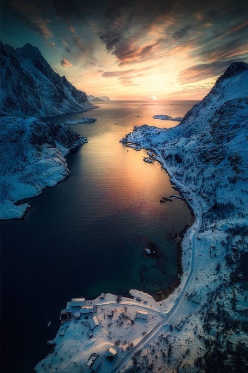 s-m0key:Setting Sun in Northern Norway.By - maxrivephotography