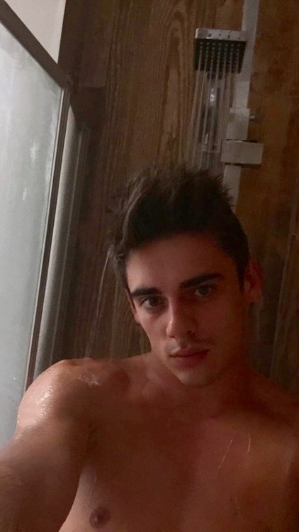 fuuckustevepena:He’s NAKED! Check out GB Diver Chris Mears....