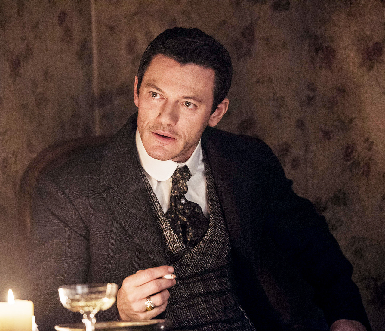 Luke Evans Appreciation Blog — Luke Evans in episode 1x06 of The ...