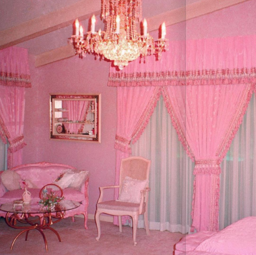 palmvaults:Kitsch interiors at a Nevada house that exists 26...