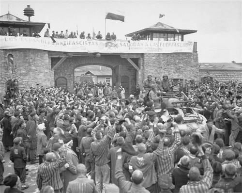 historicaltimes:Former prisoners of Mauthausen-Gusen...