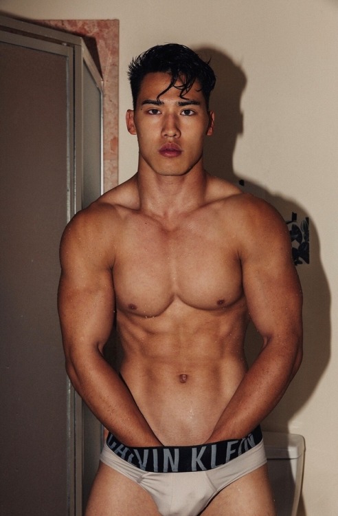 blueeyes575:onlyasianhunks:Wilson Lai이야… 몸도 얼굴도 멋지다 ㅜ