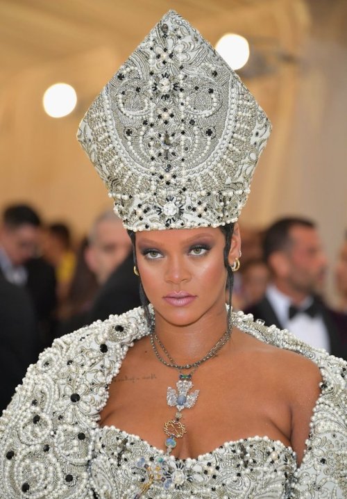 thepowerofblackwomen:Rihanna attend the Heavenly Bodies:...