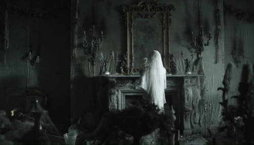 veinsofglass:Gillian Anderson as Miss Havisham in Great...