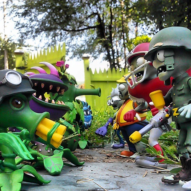 Diamond Select Toys Plants Vs Zombies Garden Warfare Figures
