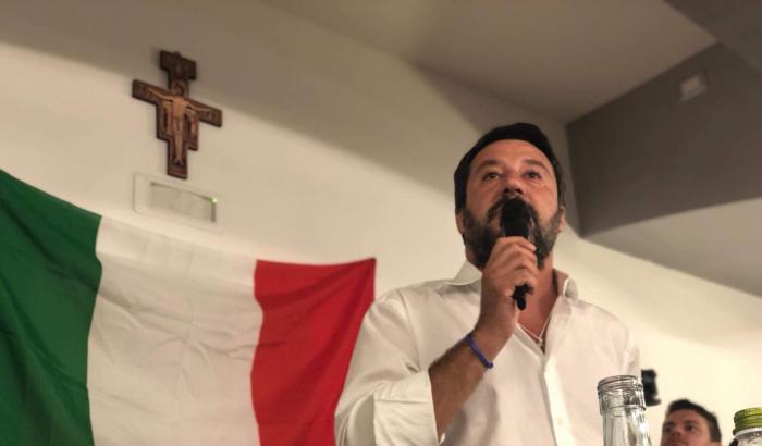 Salvini banchetta nella città di San Francesco e irride i migranti: “sono più grassi di voi”
Il tutto con un crocifisso in bella vista sul muro.
Becera propaganda, tronfia strumentalizzazione e capolvogimento della realtà. Mentre dalla Ocean Viking...