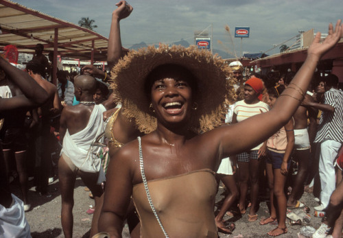 munyakare:A woman gestures joyfully at the Manquera Samba...