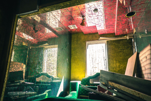 elugraphy:鮮やかな壁のラブホAbandoned love hotel with vivid color wall.