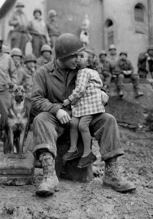 historicaltimes:A little French girl kissing an American...