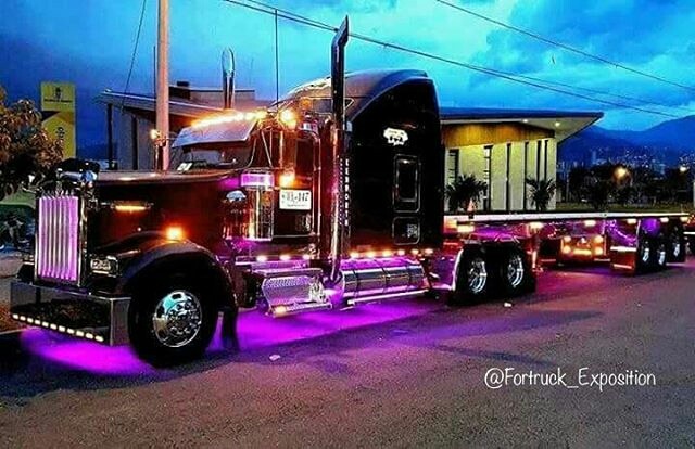 Semitrckn — Kenworth custom W900L light show