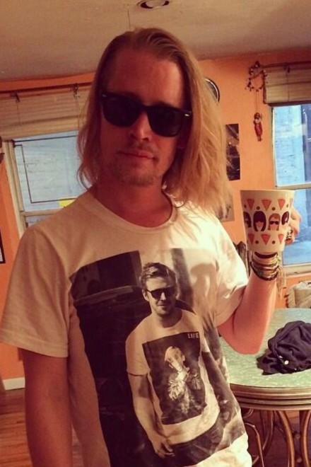 Macaulay Culkin trägt ein Shirt, auf dem Ryan Gosling zu sehen ist, der ein Shirt trägt, auf dem Macaulay Culkin zu sehen ist