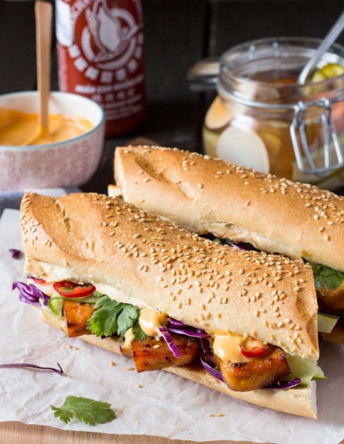 fullyhappyvegan:Tofu Banh Mi with Vegan Sriracha Mayo