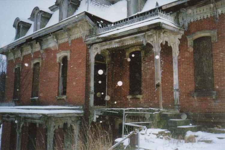 ABANDONED BY MEN — Mudhouse Mansion is located in Fairfield County,...