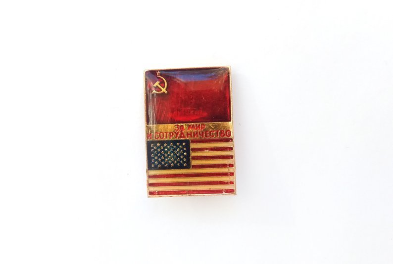 Soviet-American friendship pins. For peace and cooperation.