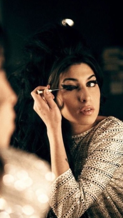 lockando:amy winehouse lockscreensreblog or like if u save it