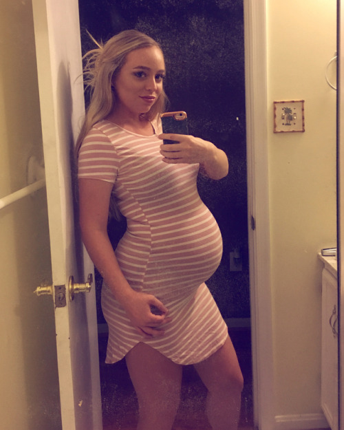 Love a big preggo belly in a tight dress.