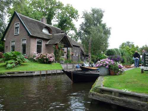 sixpenceee:The Dutch village of Giethoorn has no roads. Its...