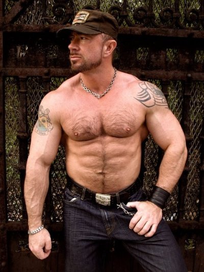 Who else likes beefy muscle daddies? WOOF!
