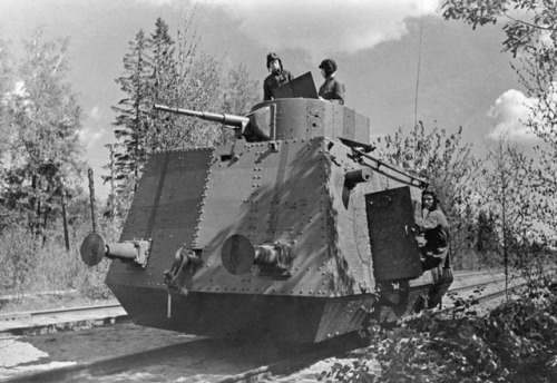 bmashine:The crew of the Soviet armored tires, armed with a...