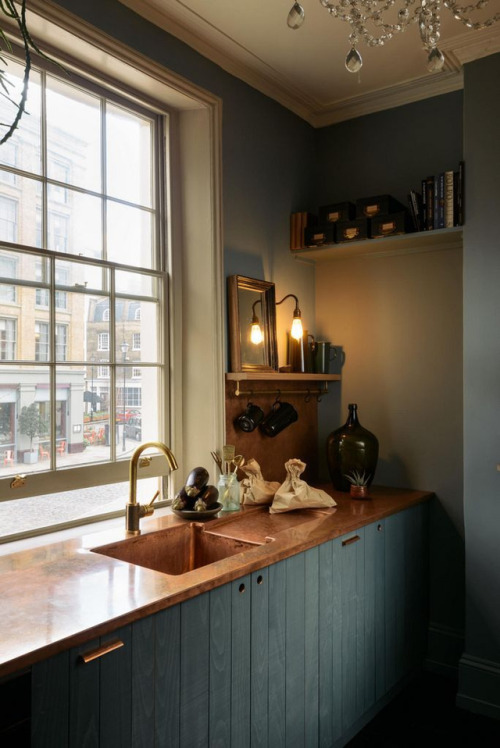 A glamorous update for the deVol’s rustic kitchen...