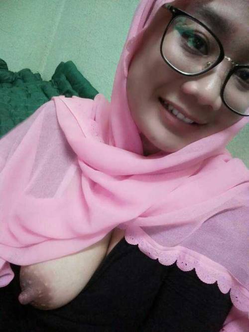 @Bertudung sebelah