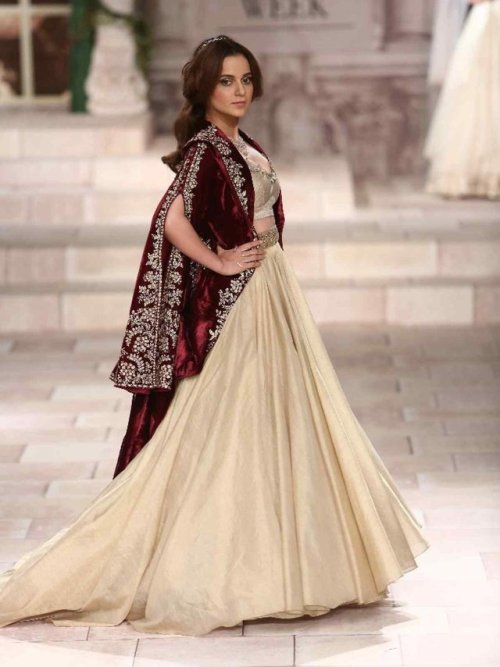 bollywoodhqs:Kangana walks the ramp for Anju Modi during India...