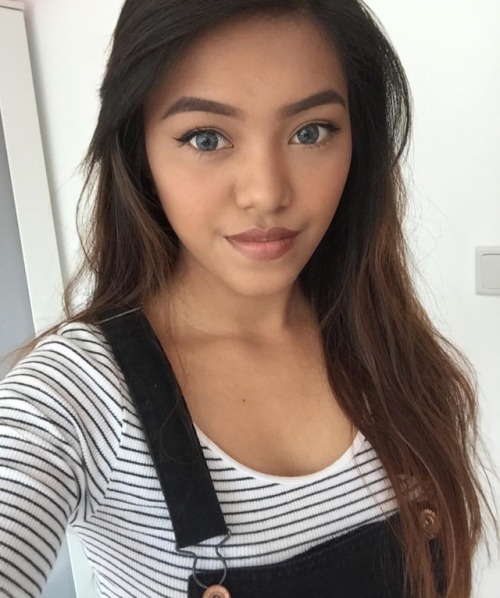 exaltedroses:Cute malay girl with a tongue stud on bigo...