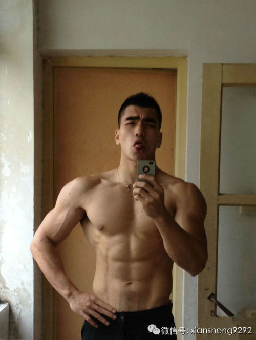 melaninmuscle:Jacky Liang and the selfie