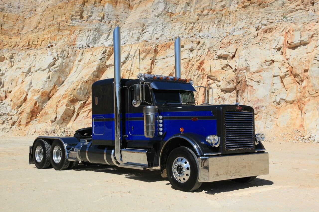 Semitrckn — 2012 Peterbilt custom 389