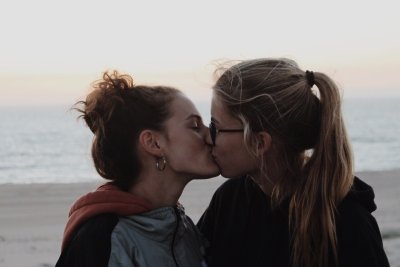 Lesbian kissing/FSOGpicks