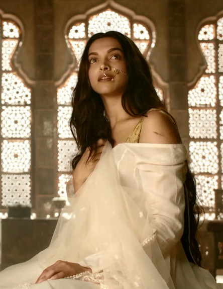 kajra-re:Deepika Padukone, Bajirao Mastani, 2015.