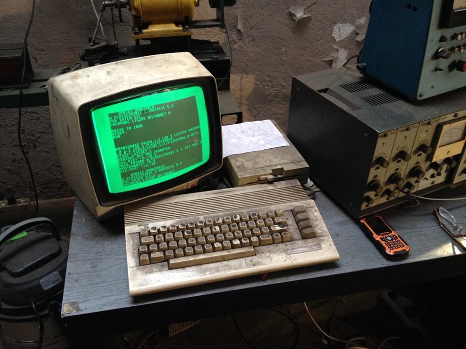 coMMOdORE 64 wOrkS FoR 25 yeARS withOut a bREak! The system is based on the homemade bench for balancing shafts with sinusoidal waveform generator and sensors to measure vibration piezo rotating...