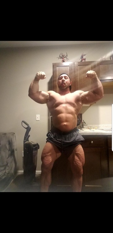 straightexposedreallife:This bodybuilder works out 7 times a...