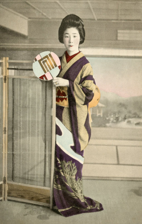 Genji-kō Uchiwa 1910s (by Blue Ruin1)
“ A geiko (geisha) holding an uchiwa (round fan) decorated with a Genji-kō (incense game) pattern
”